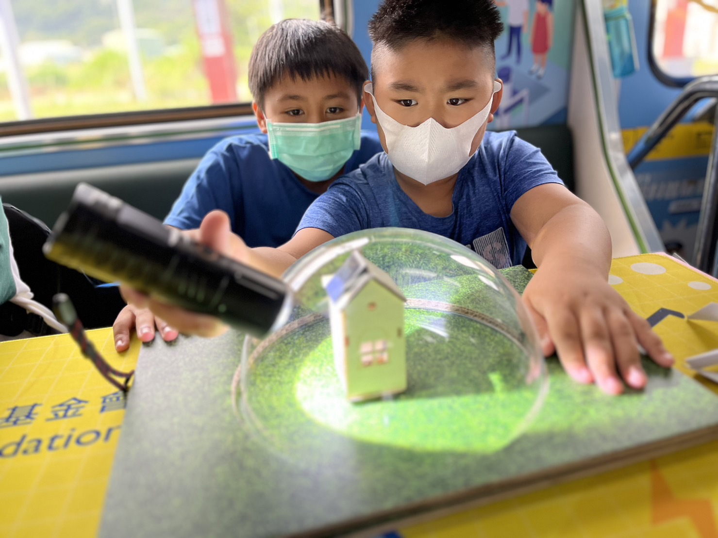 AGGAME參與基礎科學主題車廂，以STEAM教學精神，設計「逐日科學家」、「太陽能工程師」以及「淨零建築師」三大能源科普課程和實驗
